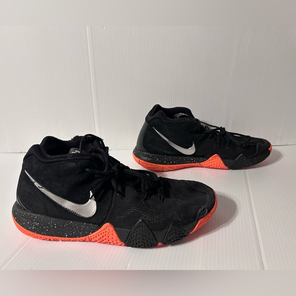 Nike #943806-010 Kyrie athletic sneaker men size 13.5